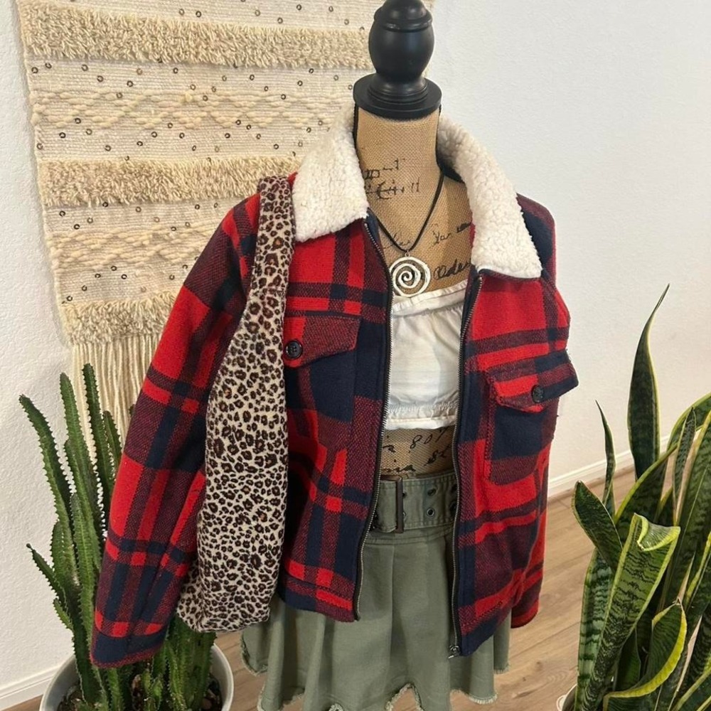 Red and navy plaid sherpa collar jacket with pockets cabincore western trucker - Picture 2 of 8